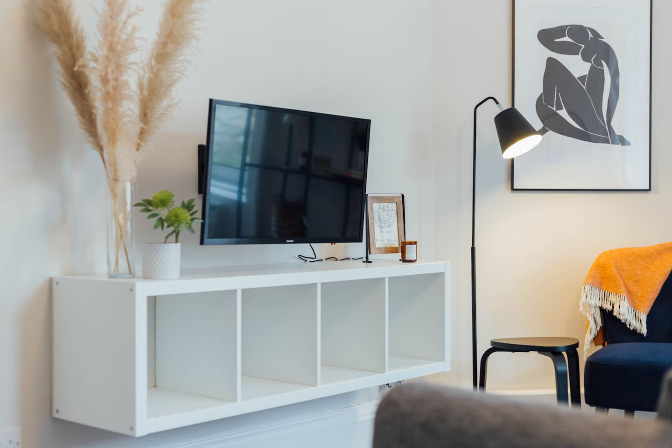 Stylish Stirling Apartment - free parking in 13 Douglas Street B - Property image 10 - VivreStays