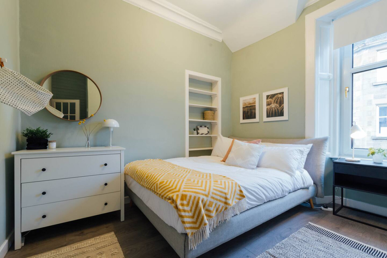 Stylish Stirling Apartment - free parking in 13 Douglas Street B - Property image 4 - VivreStays