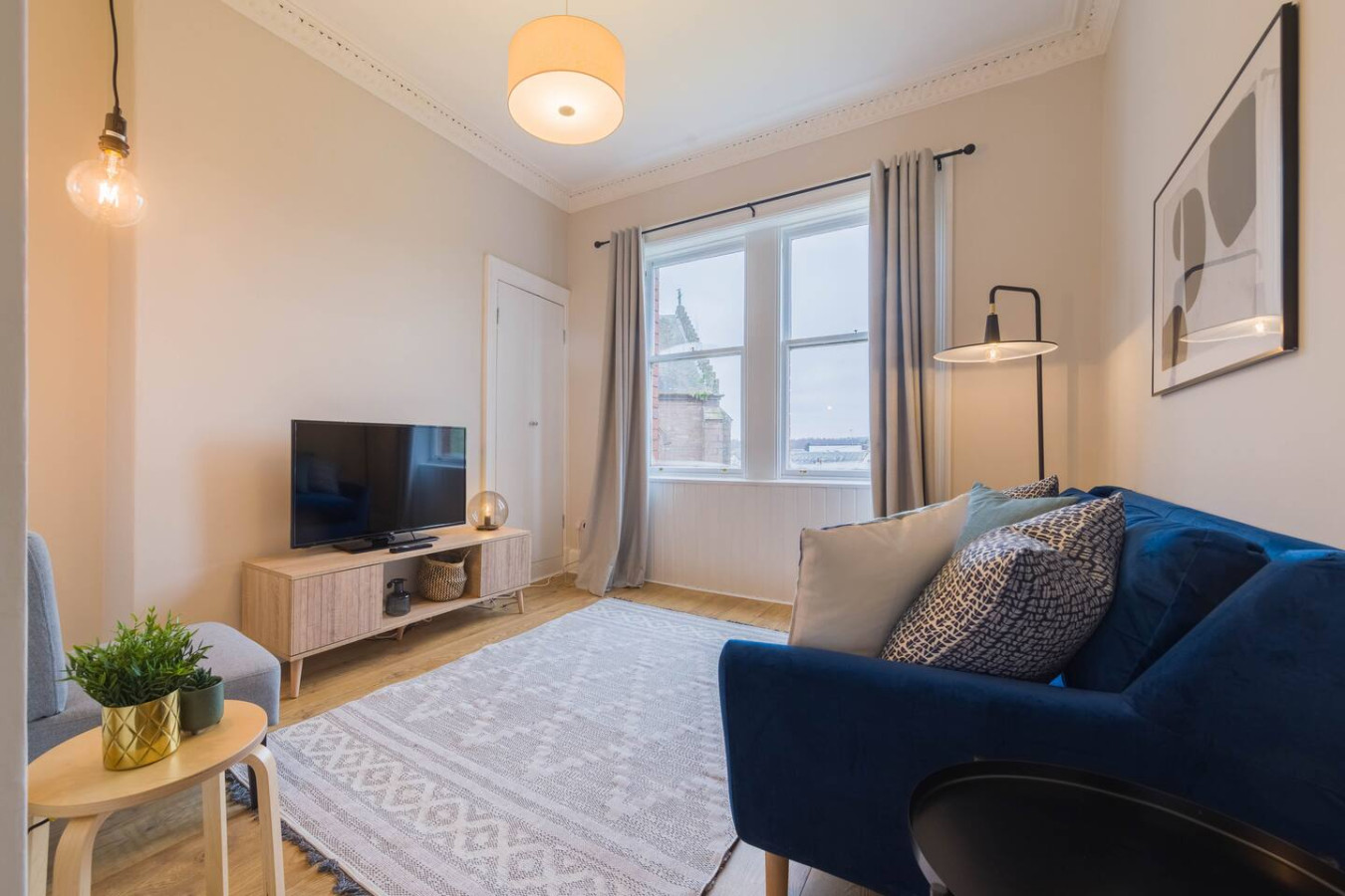 The Trossachs Apartment - Free Parking in 12 King Street - Property image 2 - VivreStays
