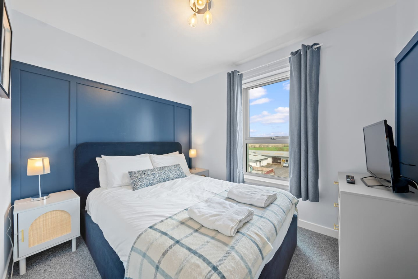 Wallace View 2 bedroom penthouse with free parking in 140 Raploch Road, FK81RS - Property image 4 - VivreStays