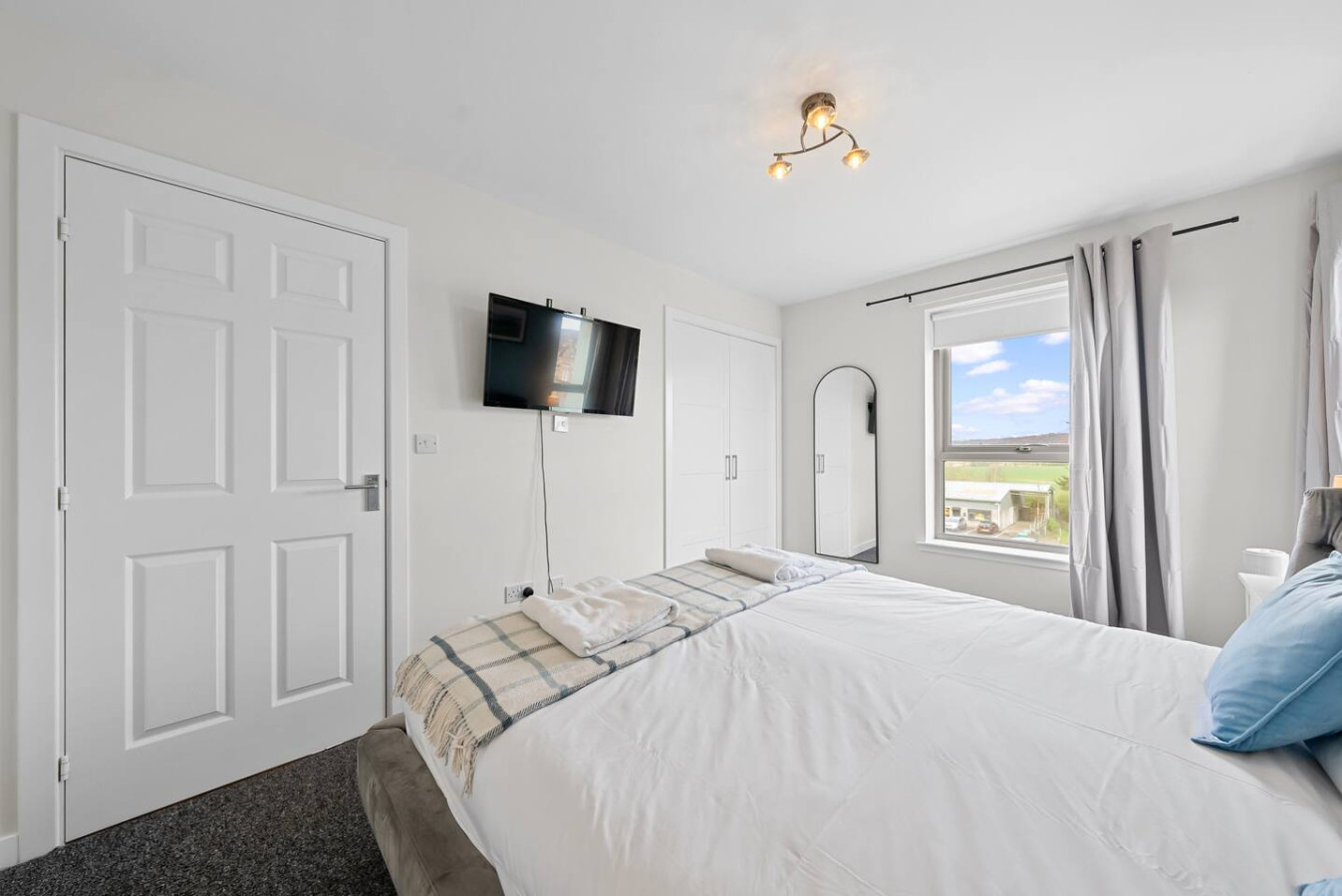 Wallace View 2 bedroom penthouse with free parking in 140 Raploch Road, FK81RS - Property image 29 - VivreStays