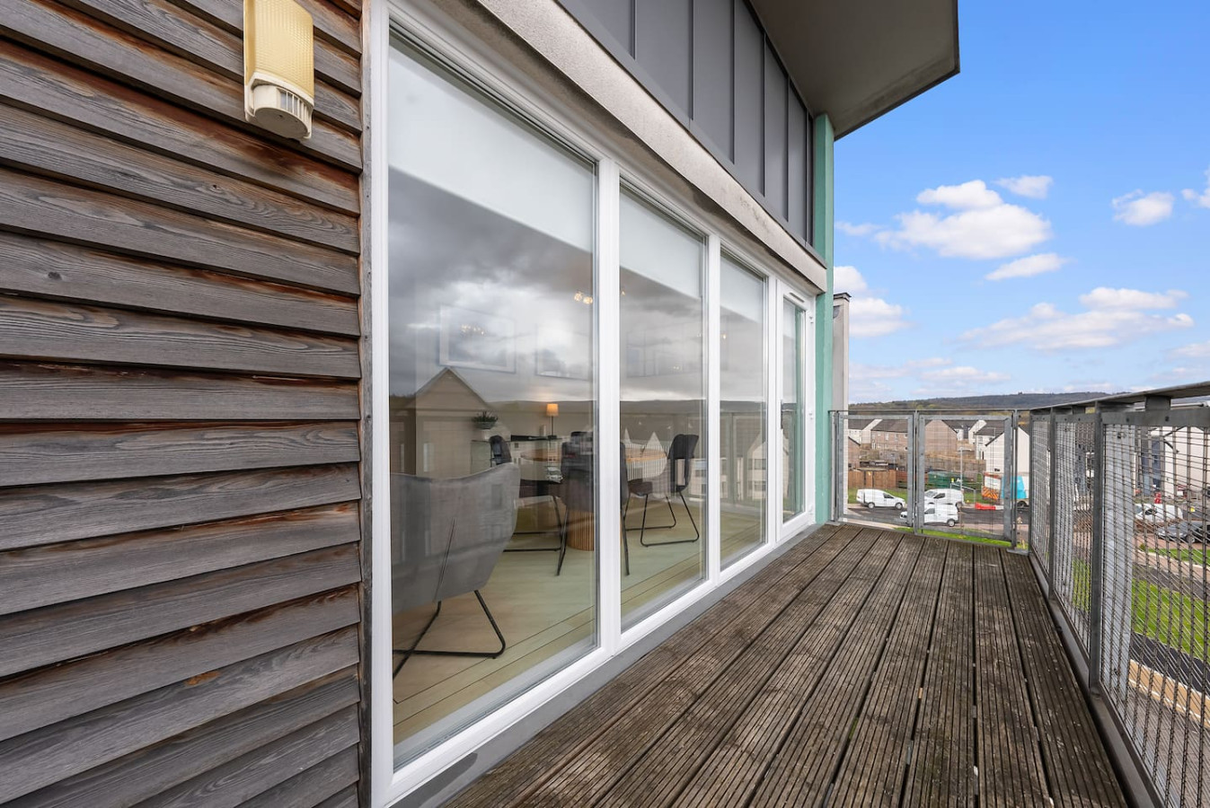 Wallace View 2 bedroom penthouse with free parking serviced apartment - UK - VivreStays