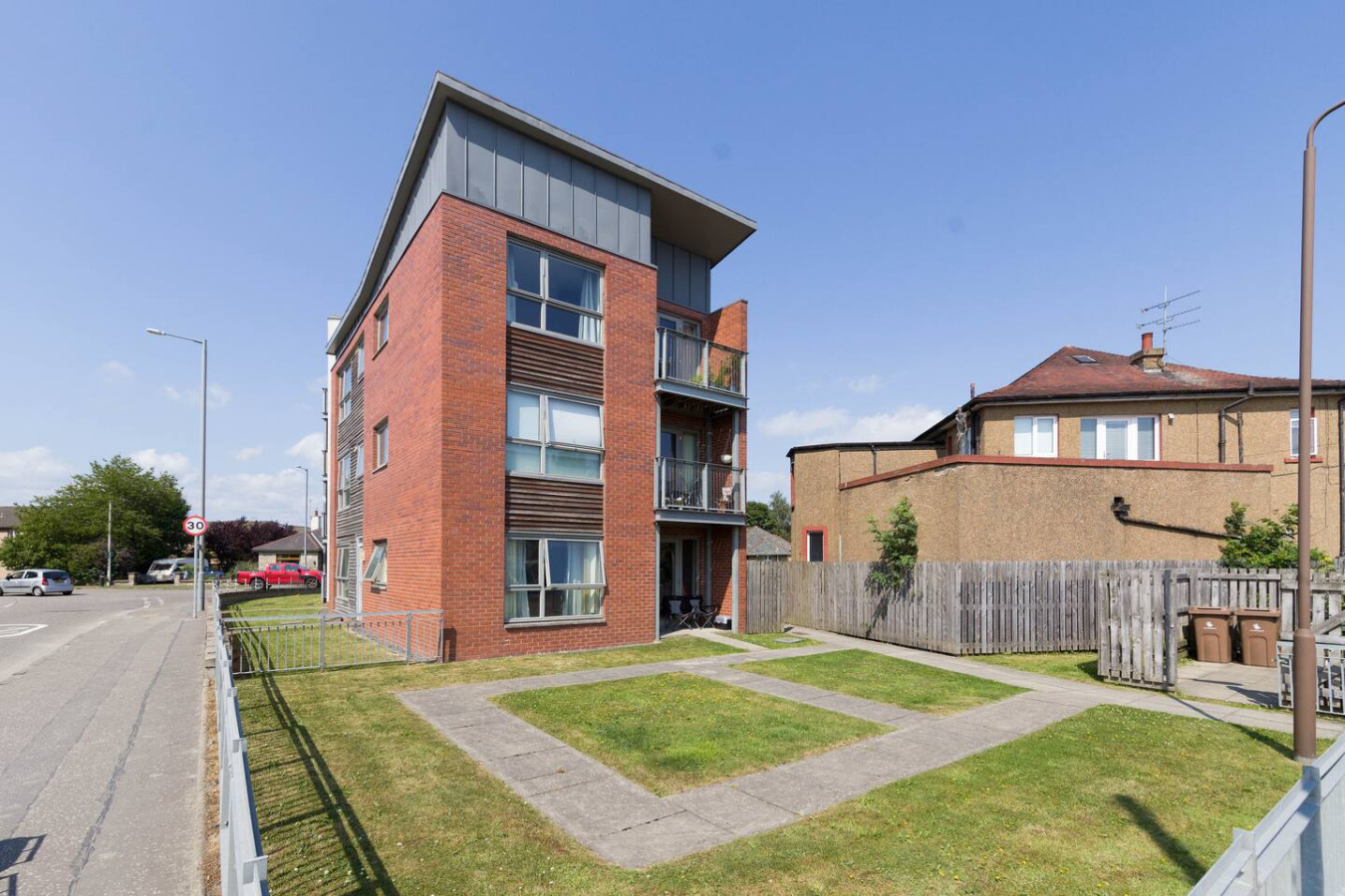 Wallace View 2 bedroom penthouse with free parking in 140 Raploch Road, FK81RS - Property image 44 - VivreStays