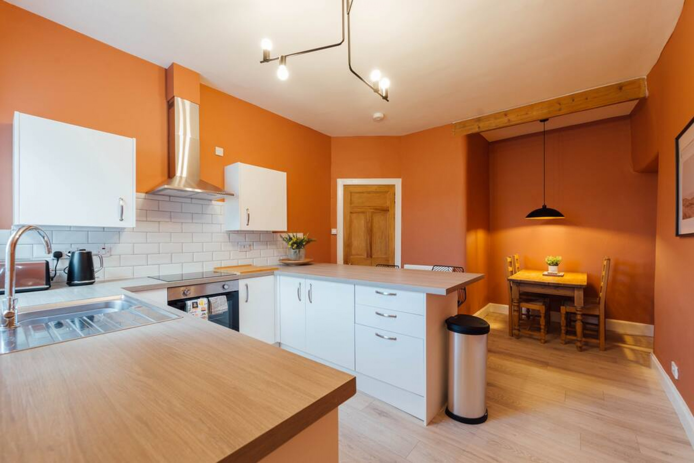 The Riverside Apartment (free parking) in 28 Alexandra Place, FK81UN, Stirling - Property image 2 - VivreStays