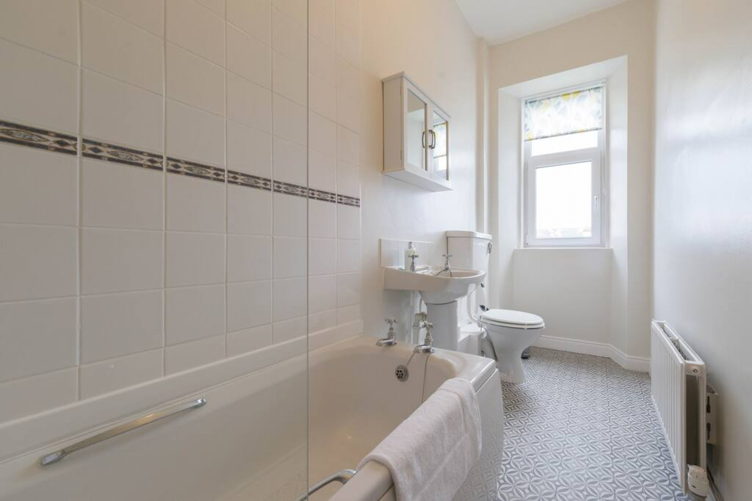 The Riverside Apartment (free parking) in 28 Alexandra Place, FK81UN, Stirling - Property image 7 - VivreStays