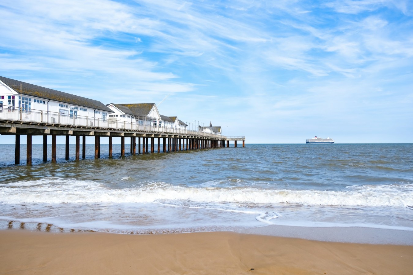 02-pier-with-ship-magda-vrabetz.jpg
