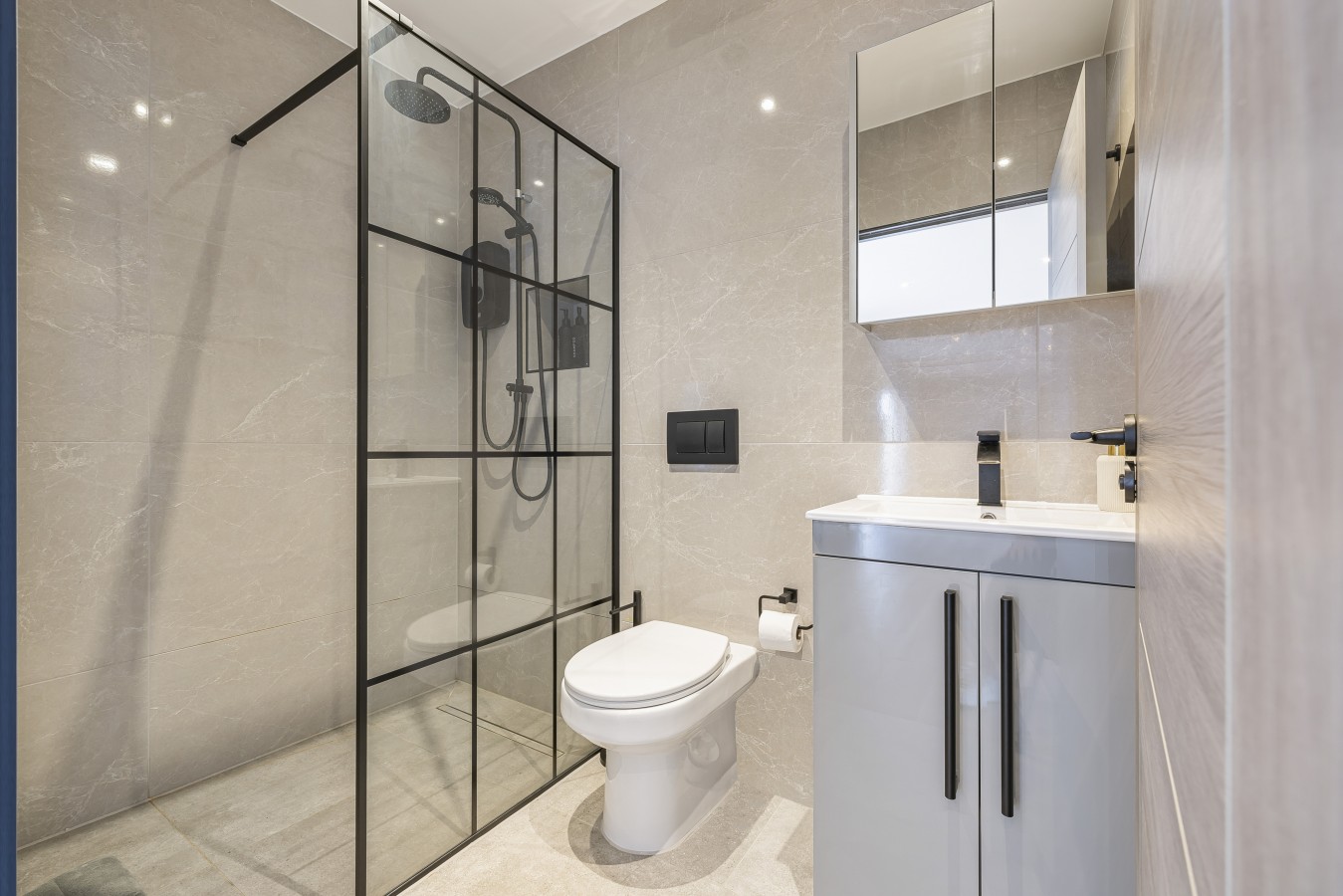 Finchley Penthouse | Sleeps 8 | Long Stay Discount | LDN in Ballards Lane - Property image 32 - VivreStays