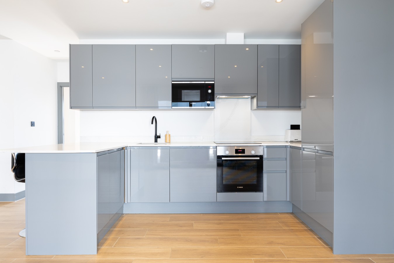 Finchley Penthouse | Sleeps 8 | Long Stay Discount | LDN in Ballards Lane - Property image 13 - VivreStays