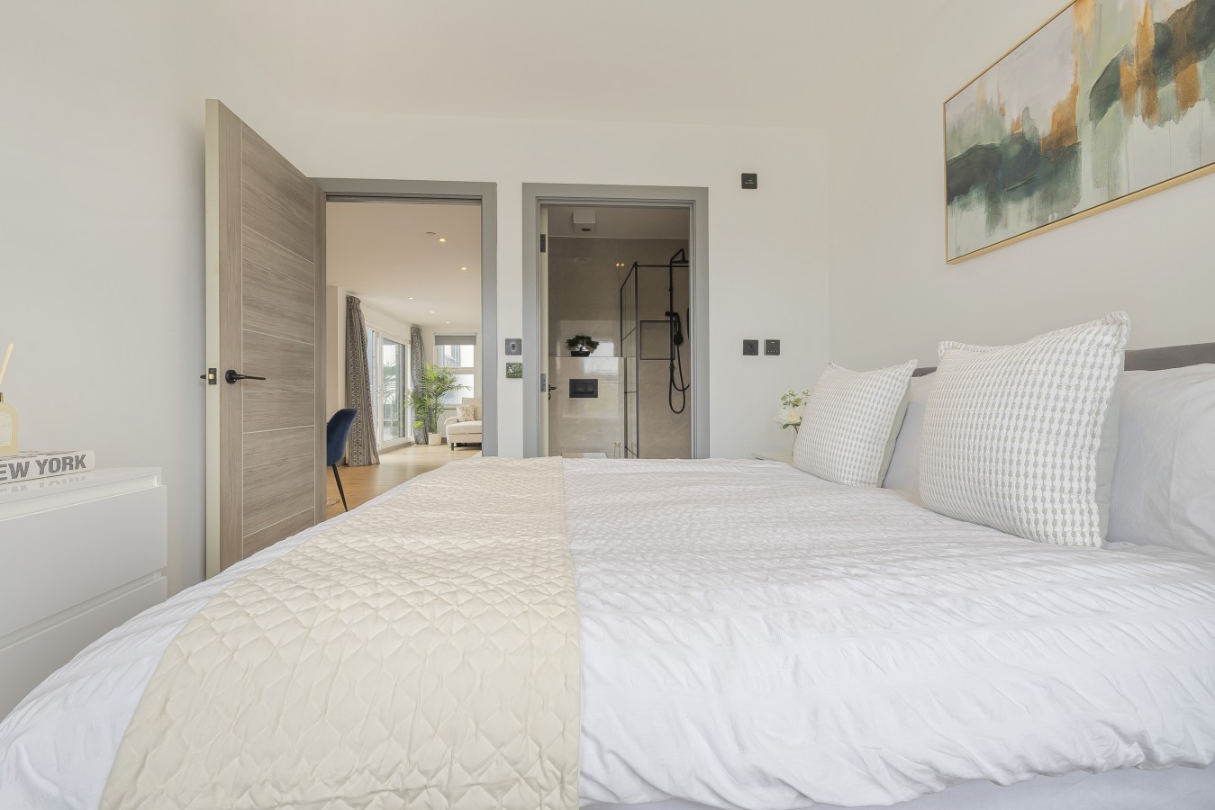 Finchley Penthouse | Sleeps 8 | Long Stay Discount | LDN in Ballards Lane - Property image 16 - VivreStays