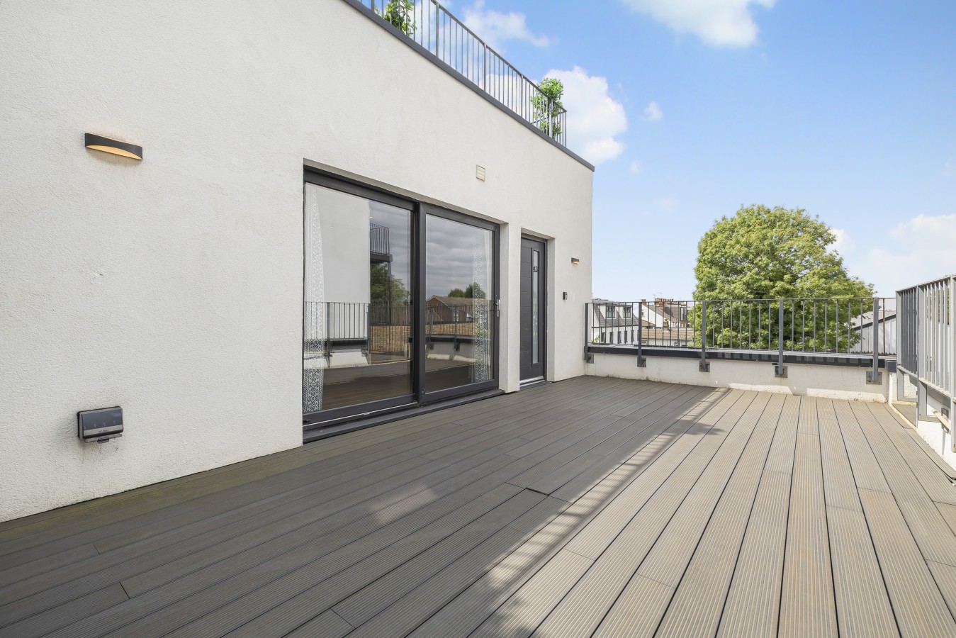 Finchley Penthouse | Sleeps 8 | Long Stay Discount | LDN in Ballards Lane - Property image 8 - VivreStays