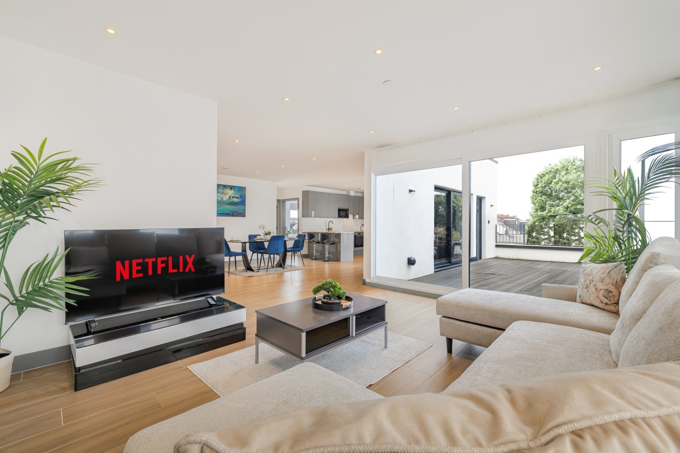 Finchley Penthouse | Sleeps 8 | Long Stay Discount | LDN in Ballards Lane - Property image 6 - VivreStays