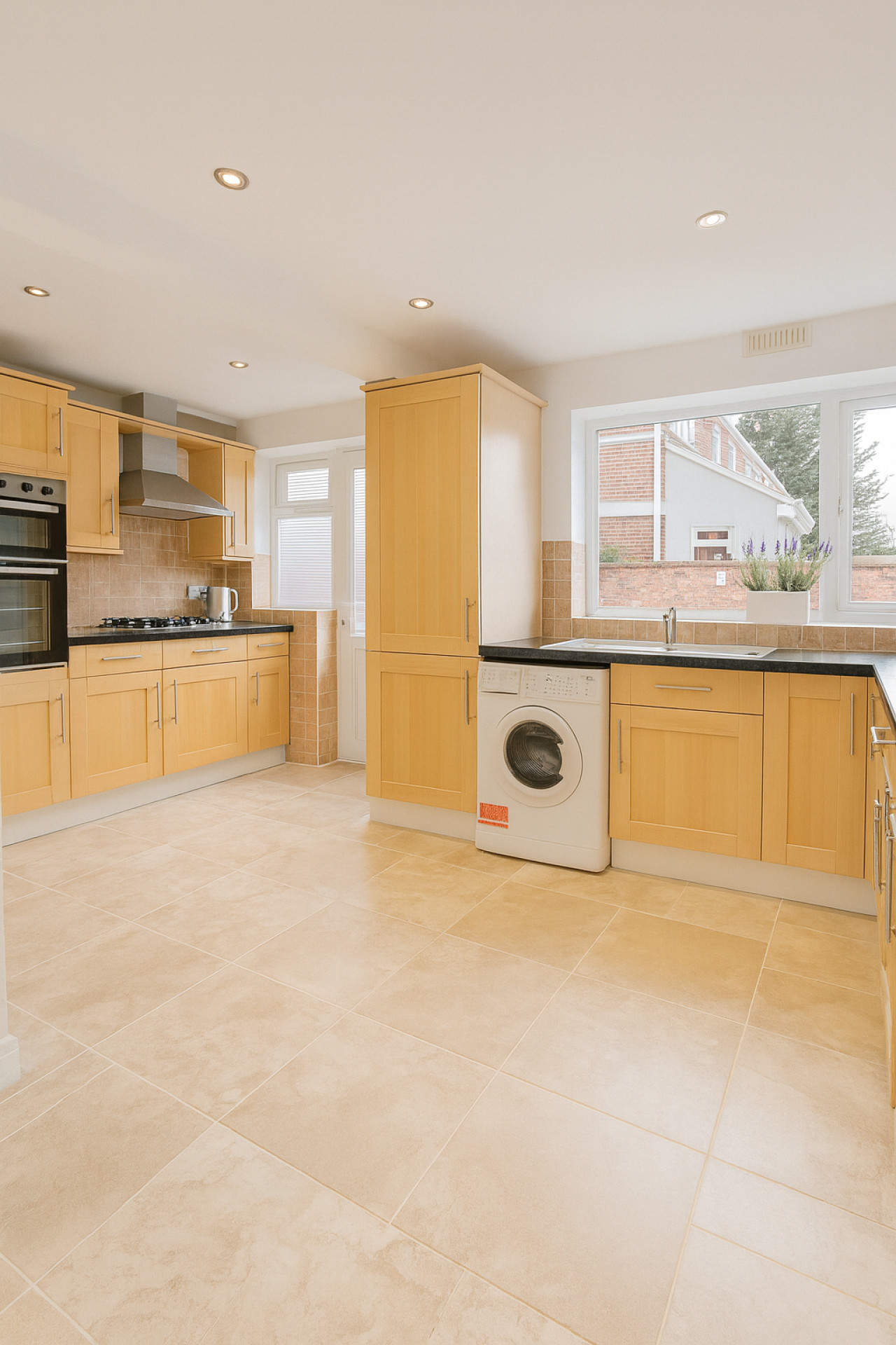 Kempston Home| Sleeps 7-9 | Long Stays | Parking in The Alders - Property image 15 - VivreStays