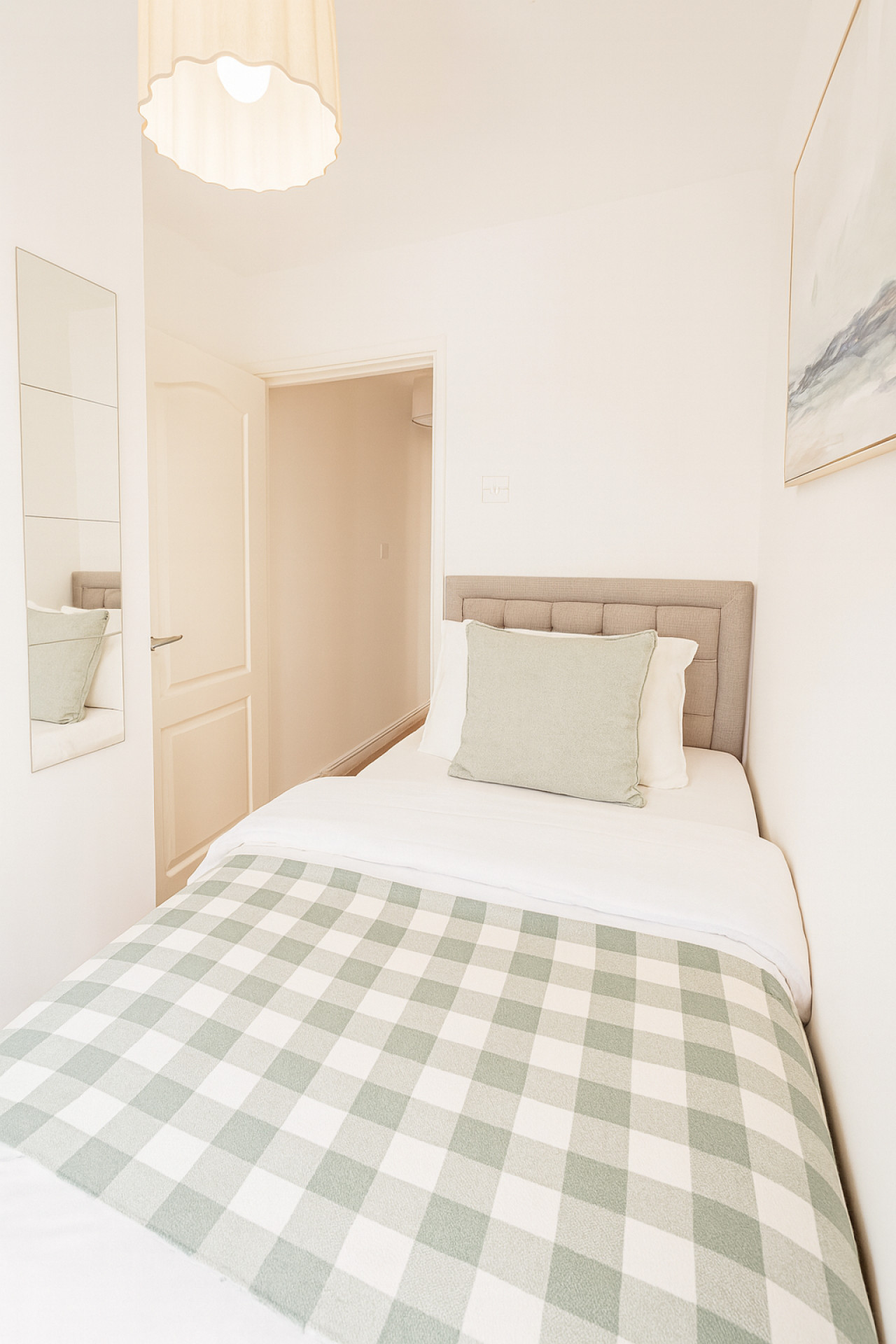 Kempston Home| Sleeps 7-9 | Long Stays | Parking in The Alders - Property image 13 - VivreStays