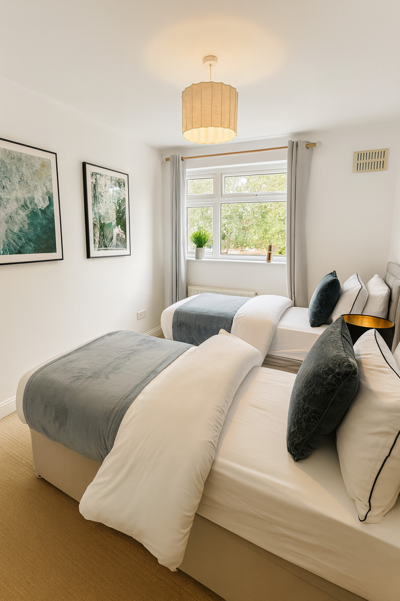 Kempston Home| Sleeps 7-9 | Long Stays | Parking in The Alders - Property image 3 - VivreStays