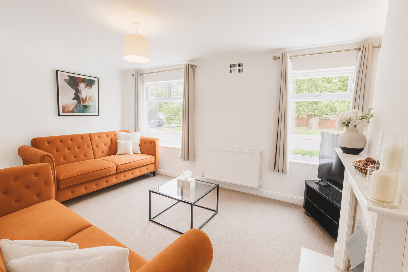 Kempston Home| Sleeps 7-9 | Long Stays | Parking in The Alders - Property image 2 - VivreStays