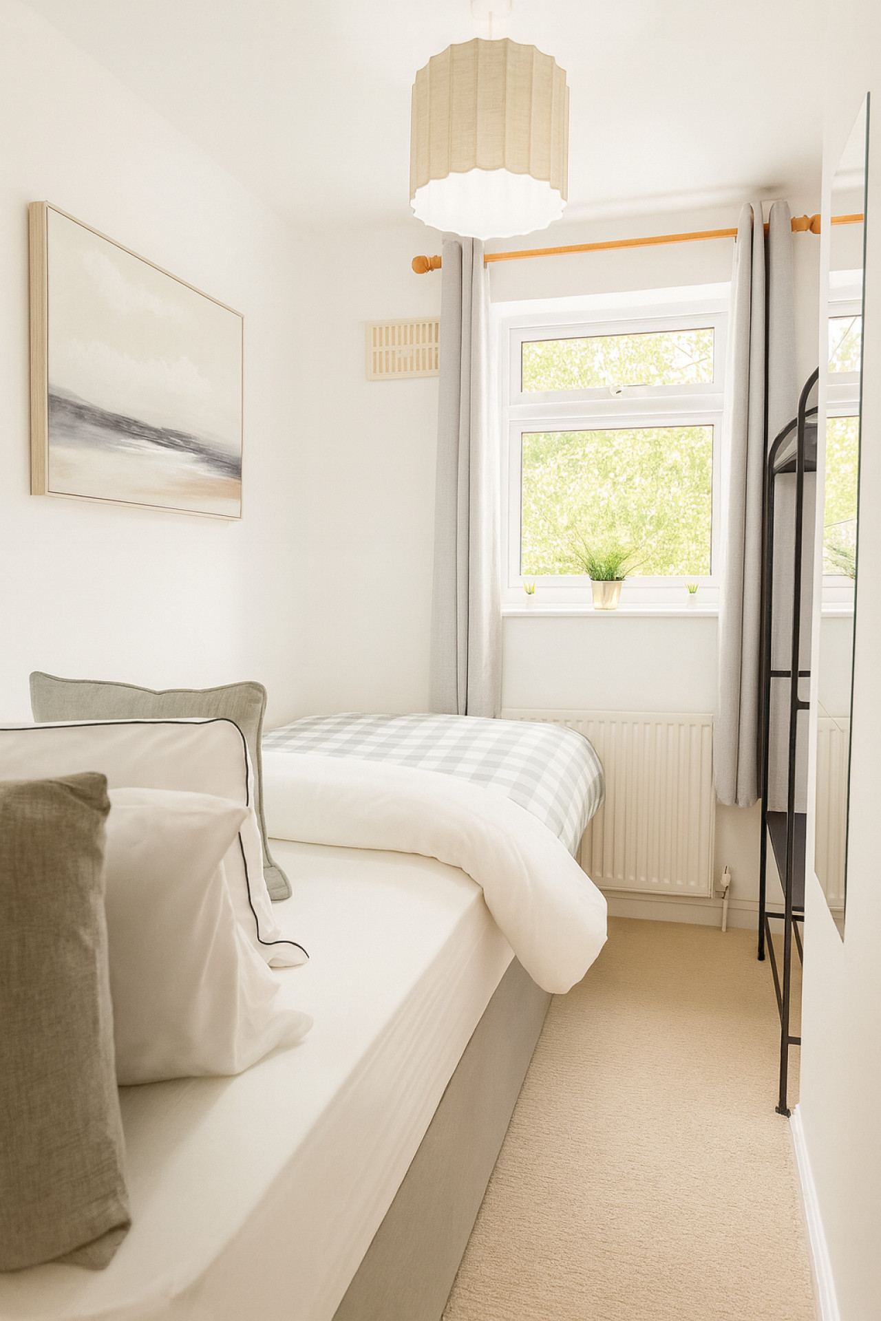 Kempston Home| Sleeps 7-9 | Long Stays | Parking in The Alders - Property image 14 - VivreStays