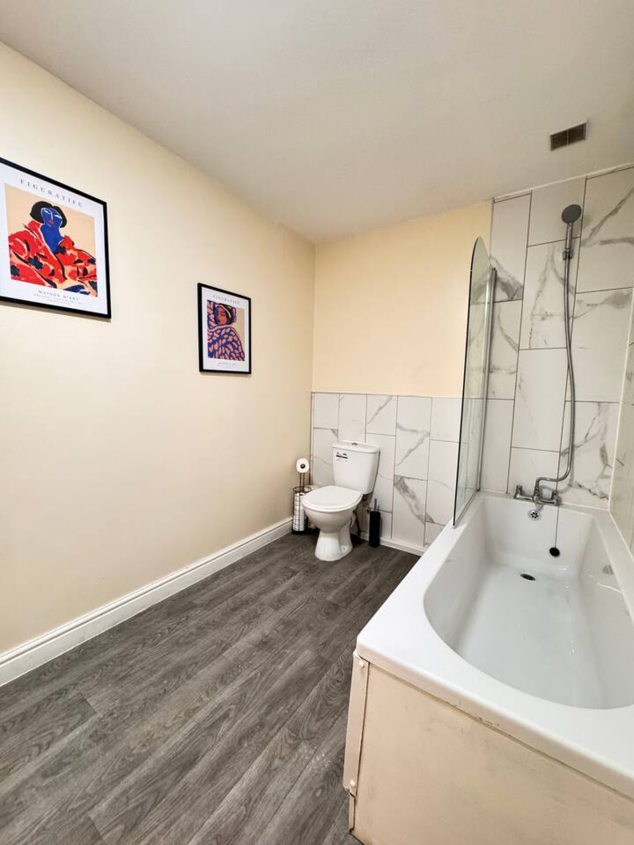 Cardiff Emerald Suite | Contractors | Sleeps up to 5 in CF24 1QA, Emerald Street, Wales, United Kingdom - Property image 14 - VivreStays