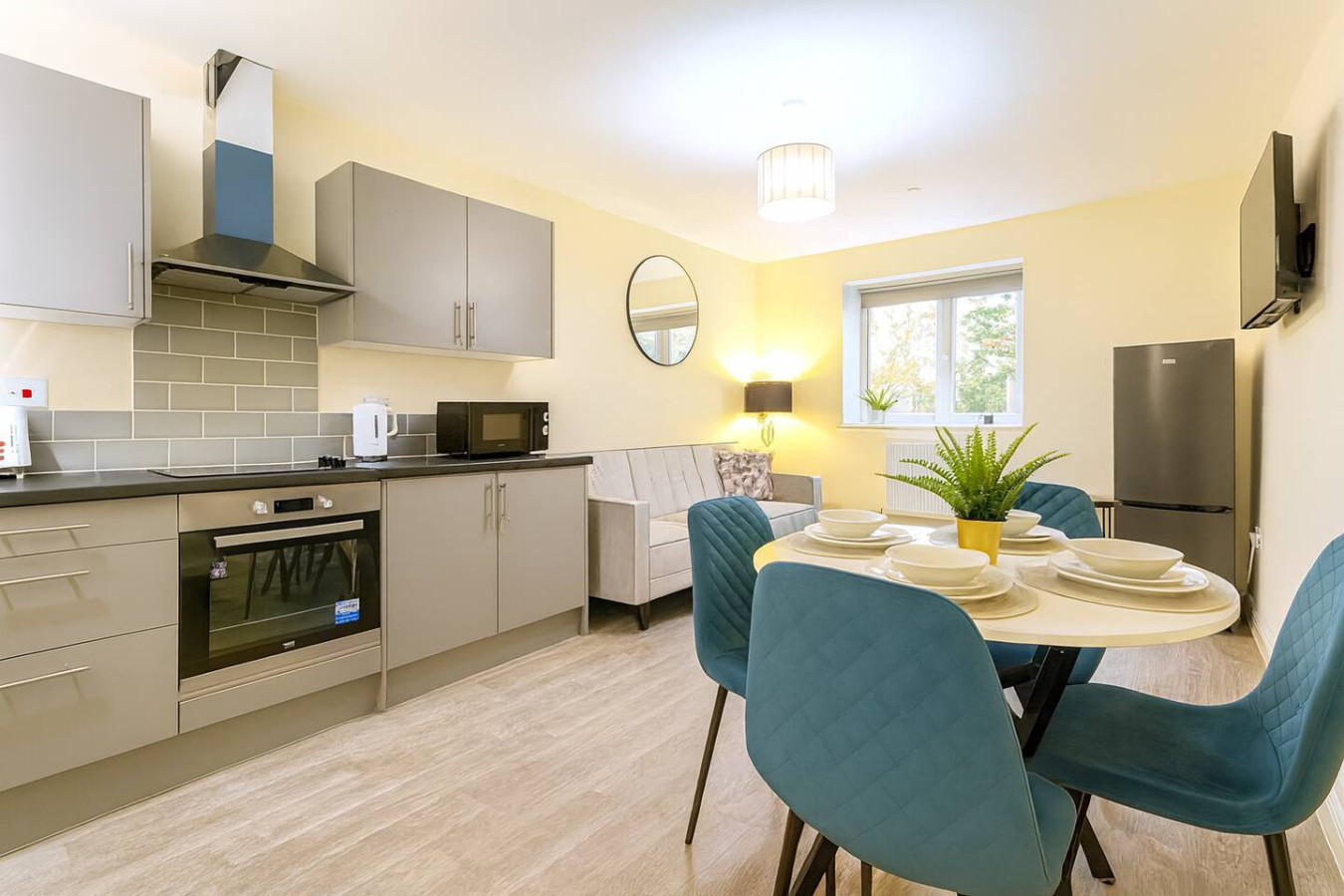 Cardiff Emerald Suite | Contractors | Sleeps up to 5 in CF24 1QA, Emerald Street, Wales, United Kingdom - Property image 2 - VivreStays