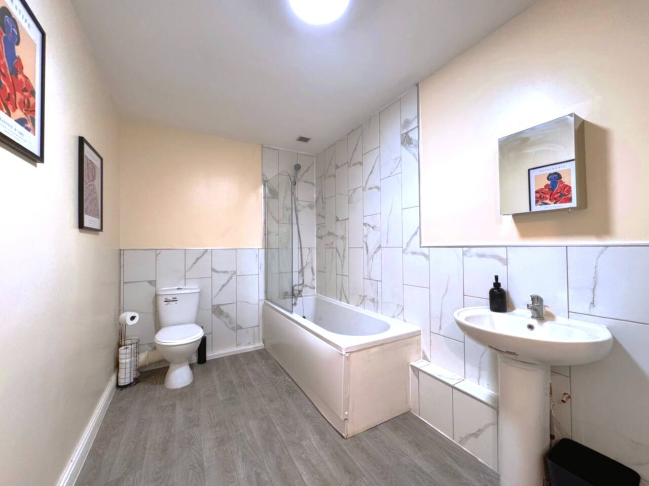 Cardiff Emerald Suite | Contractors | Sleeps up to 5 in CF24 1QA, Emerald Street, Wales, United Kingdom - Property image 10 - VivreStays