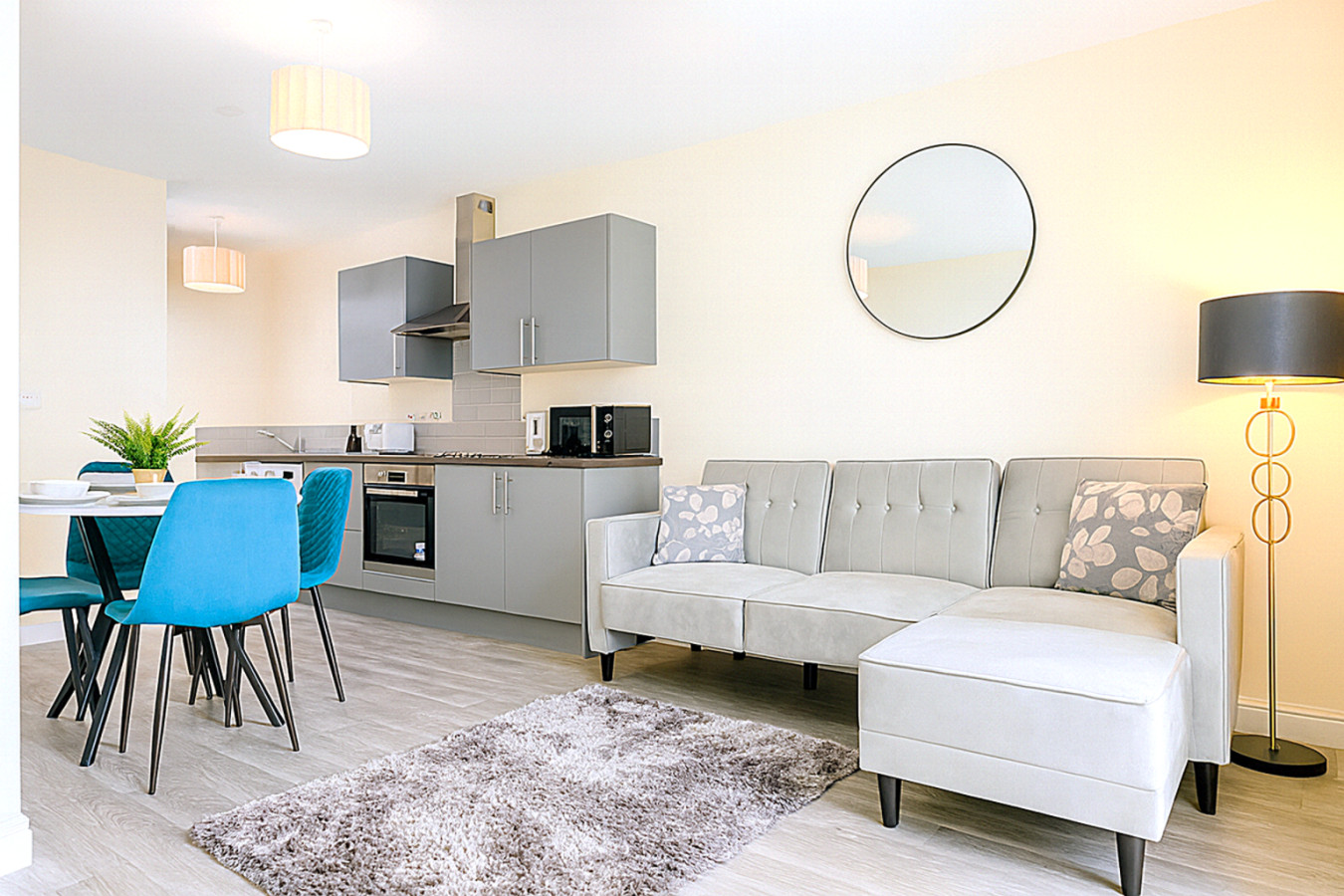 Cardiff Emerald Suite | Contractors | Sleeps up to 5 serviced apartment - Cardiff - VivreStays