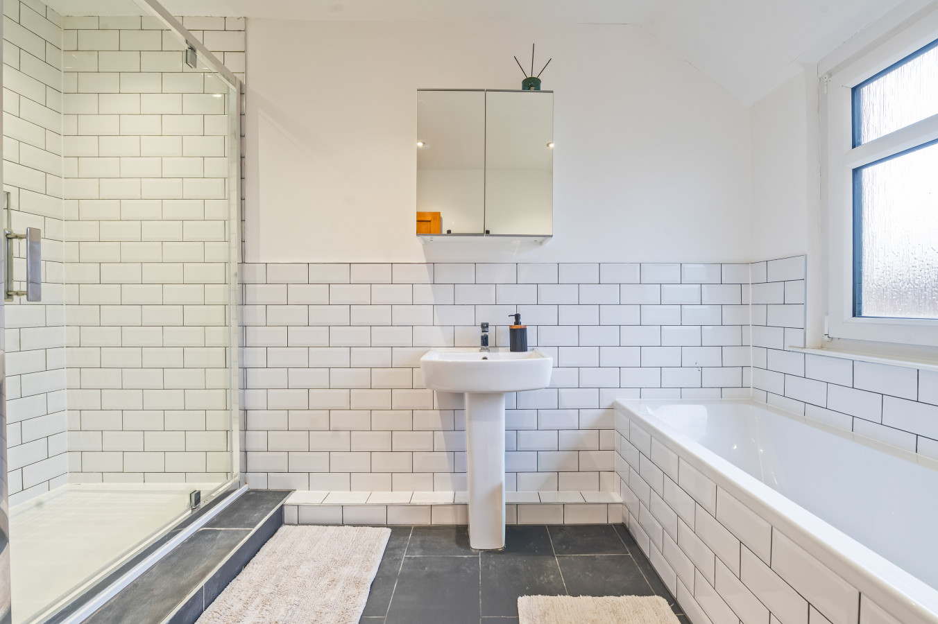3 Bedroom Home • Sleeps 6 • Free Parking • York in 73 Alcuin Avenue - Property image 24 - VivreStays