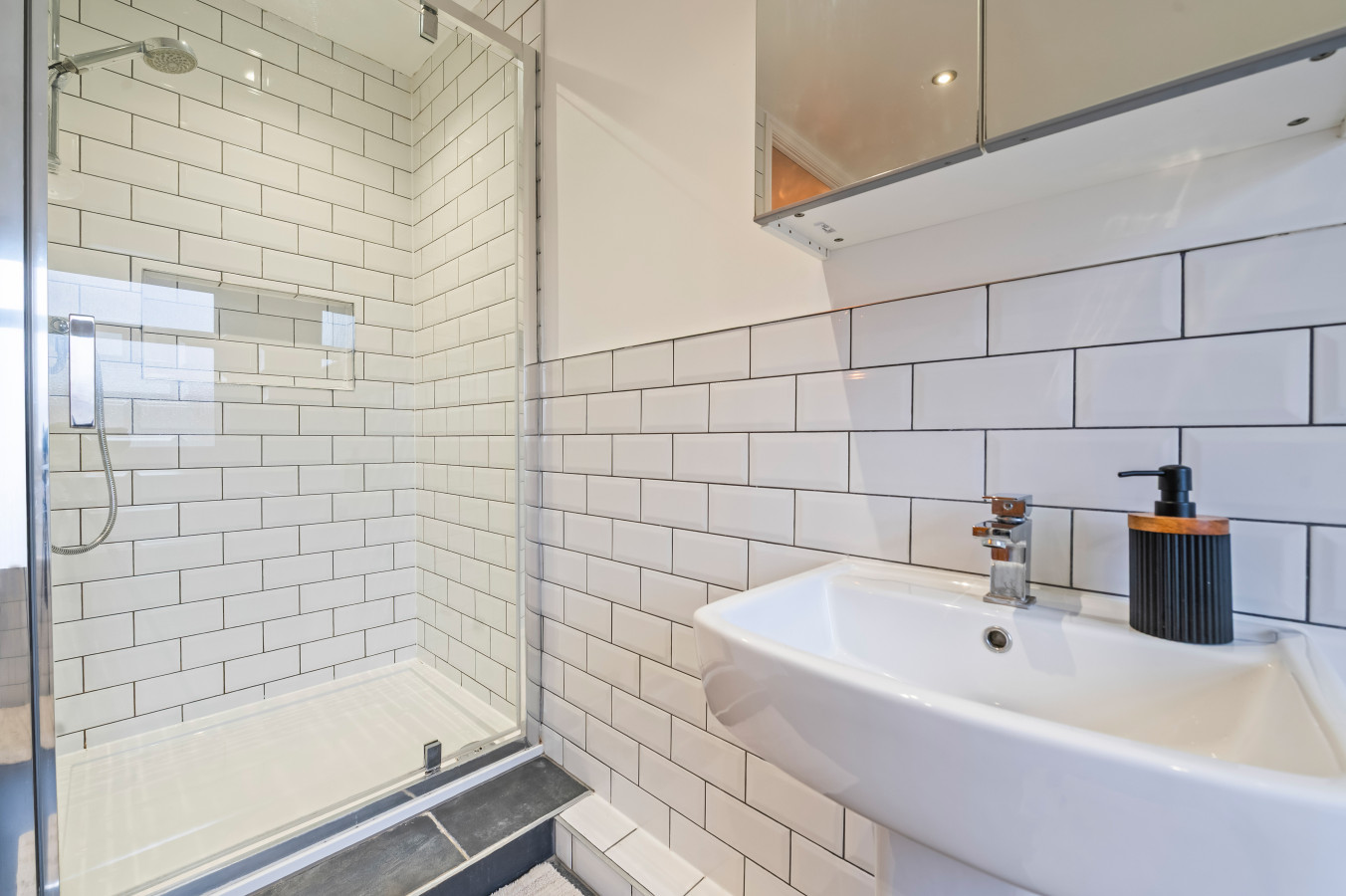 3 Bedroom Home • Sleeps 6 • Free Parking • York in 73 Alcuin Avenue - Property image 25 - VivreStays