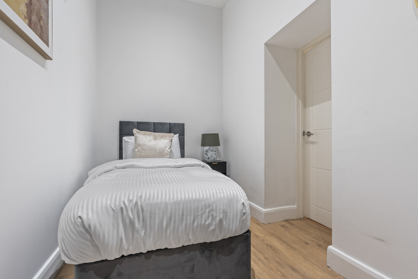 Coulsdon Luxe | Sleeps 3| Near Station in Station Approach Rd, Coulsdon CR5 2BT, UK - Property image 3 - VivreStays