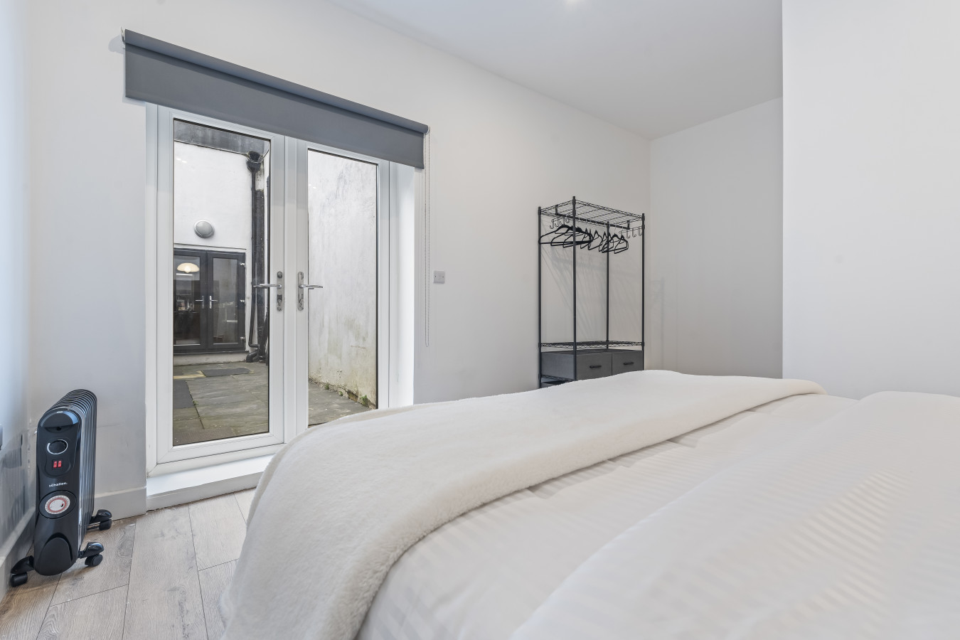 Coulsdon Luxe | Sleeps 3| Near Station in Station Approach Rd, Coulsdon CR5 2BT, UK - Property image 12 - VivreStays