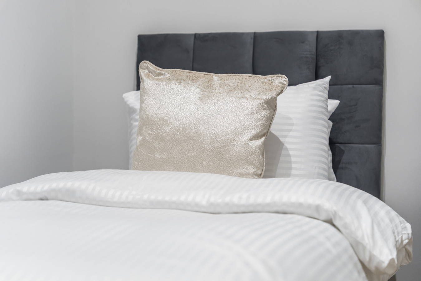 Coulsdon Luxe | Sleeps 3| Near Station in Station Approach Rd, Coulsdon CR5 2BT, UK - Property image 16 - VivreStays