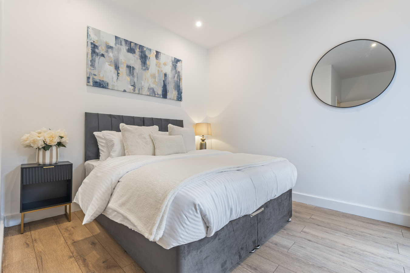Coulsdon Luxe | Sleeps 3| Near Station in Station Approach Rd, Coulsdon CR5 2BT, UK - Property image 2 - VivreStays