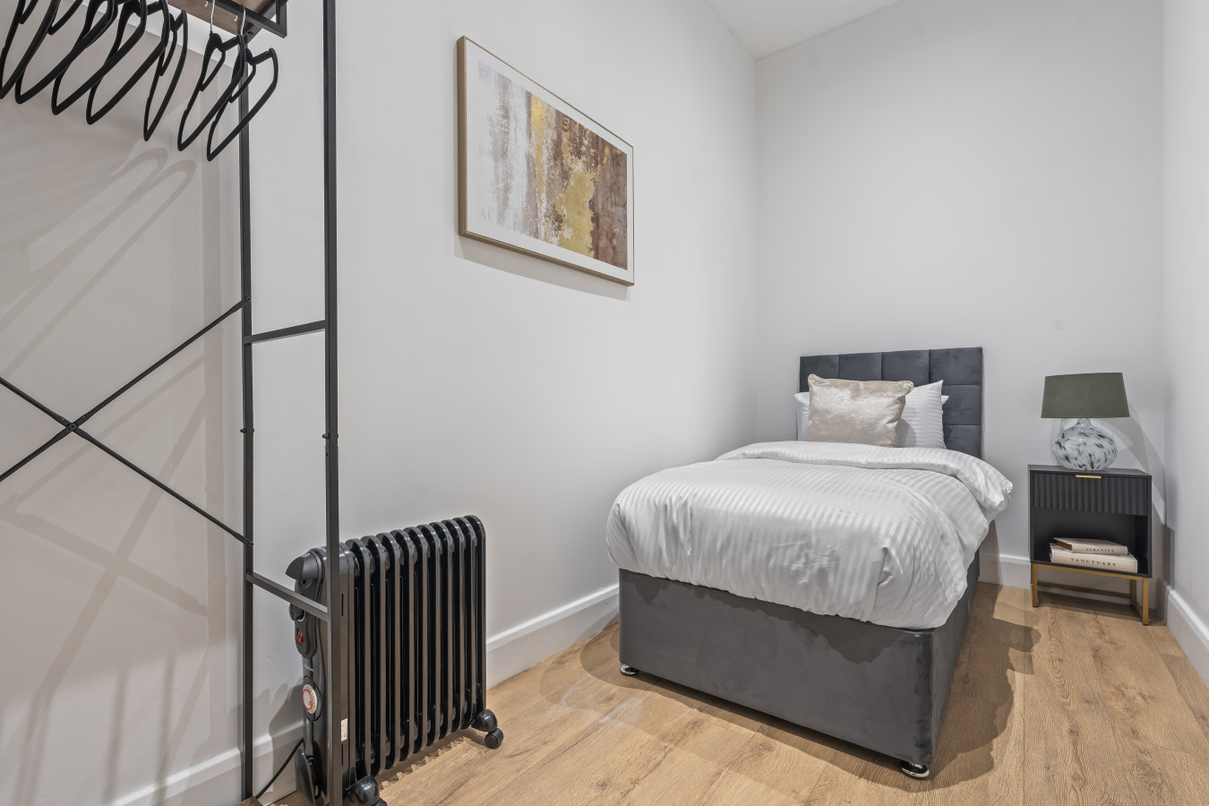 Coulsdon Luxe | Sleeps 3| Near Station in Station Approach Rd, Coulsdon CR5 2BT, UK - Property image 10 - VivreStays