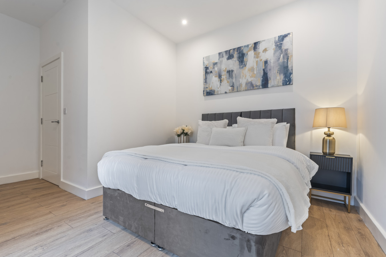 Coulsdon Luxe | Sleeps 3| Near Station in Station Approach Rd, Coulsdon CR5 2BT, UK - Property image 7 - VivreStays