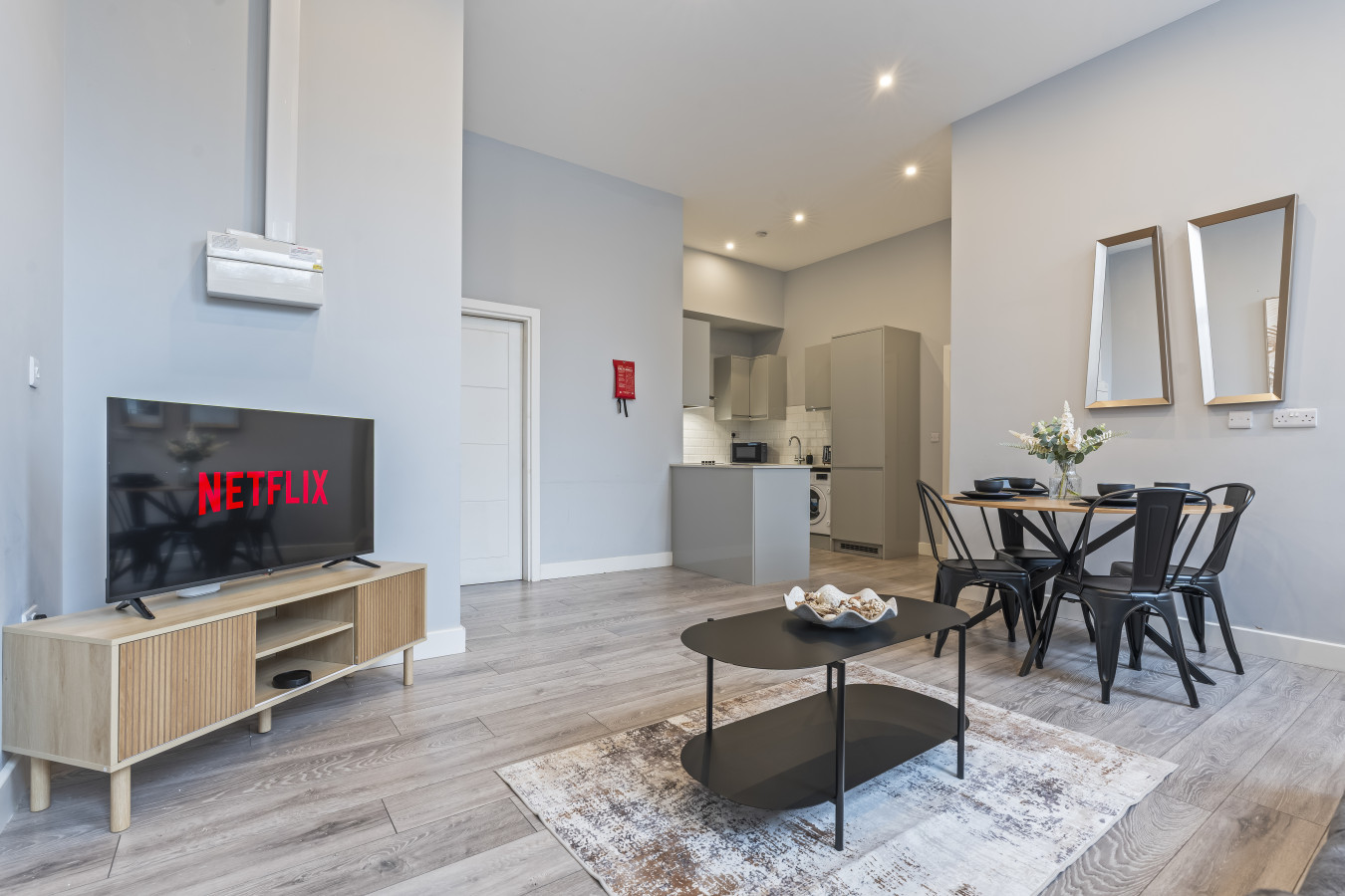 Coulsdon Grand | Sleeps 8 | 5 BR | Free Parking in 129 Brighton Road - Property image 11 - VivreStays