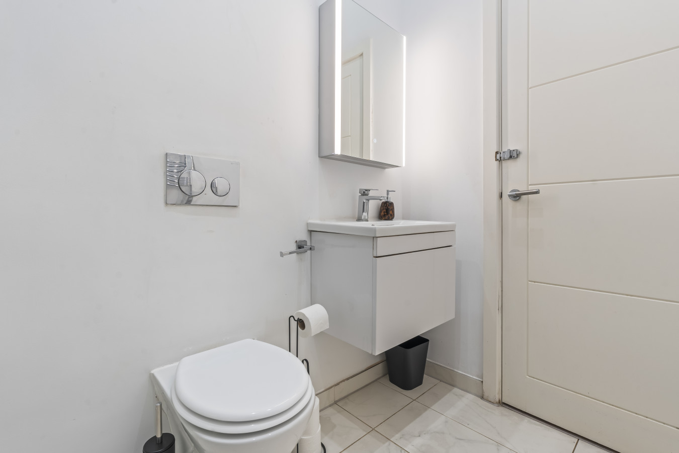 Coulsdon Grand | Sleeps 8 | 5 BR | Free Parking in 129 Brighton Road - Property image 23 - VivreStays