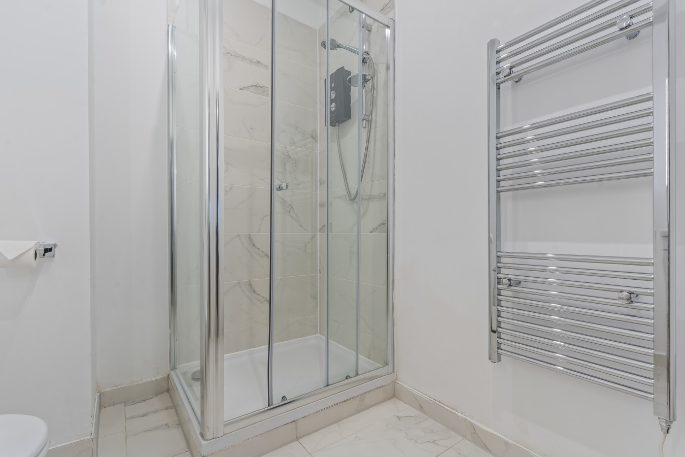 Coulsdon Grand | Sleeps 8 | 5 BR | Free Parking in 129 Brighton Road - Property image 25 - VivreStays