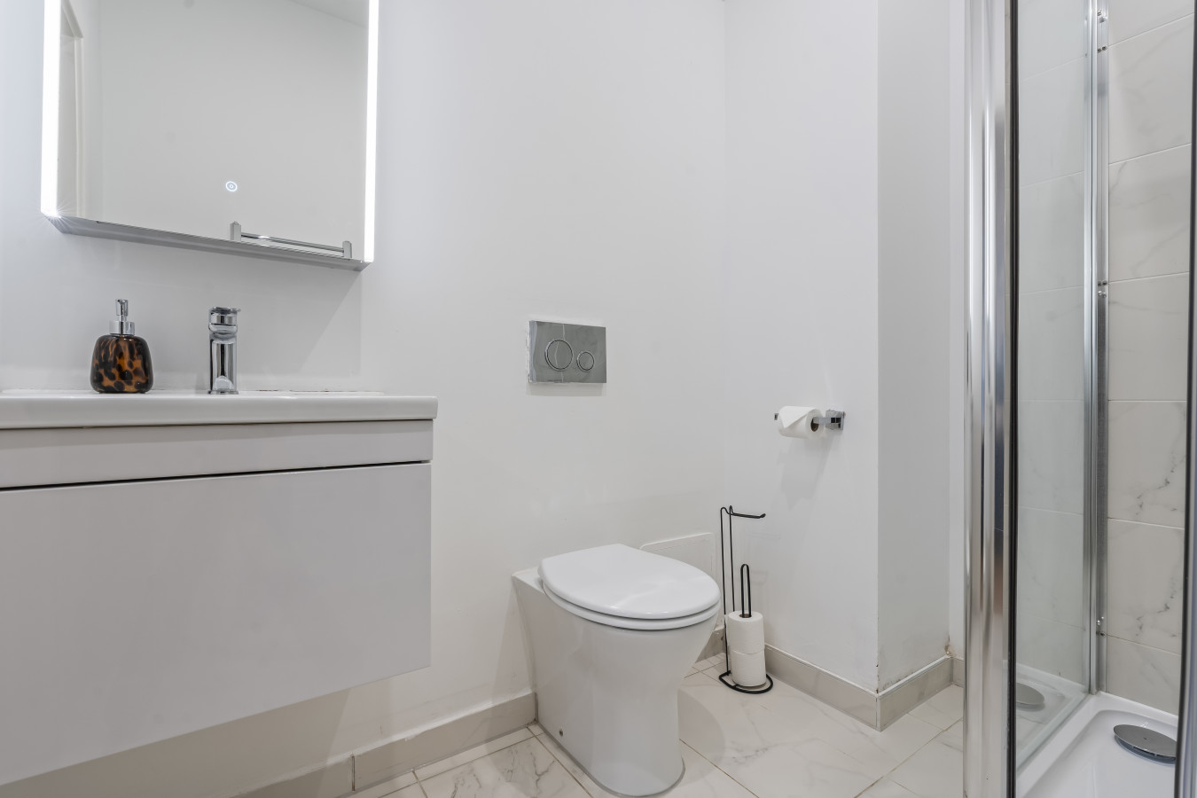 Coulsdon Grand | Sleeps 8 | 5 BR | Free Parking in 129 Brighton Road - Property image 24 - VivreStays