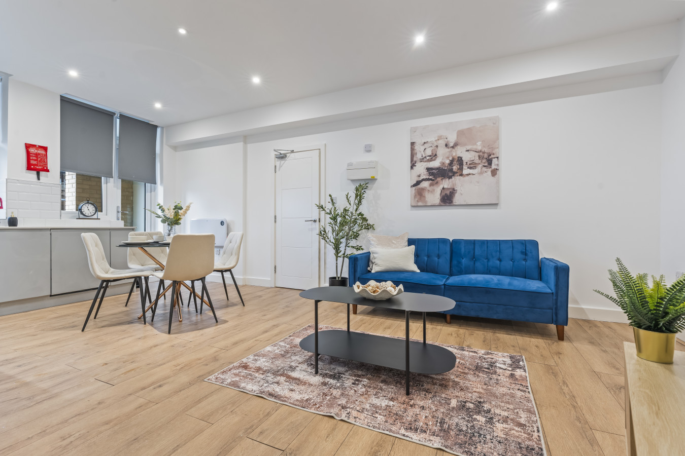 Coulsdon Grand | Sleeps 8 | 5 BR | Free Parking in 129 Brighton Road - Property image 20 - VivreStays