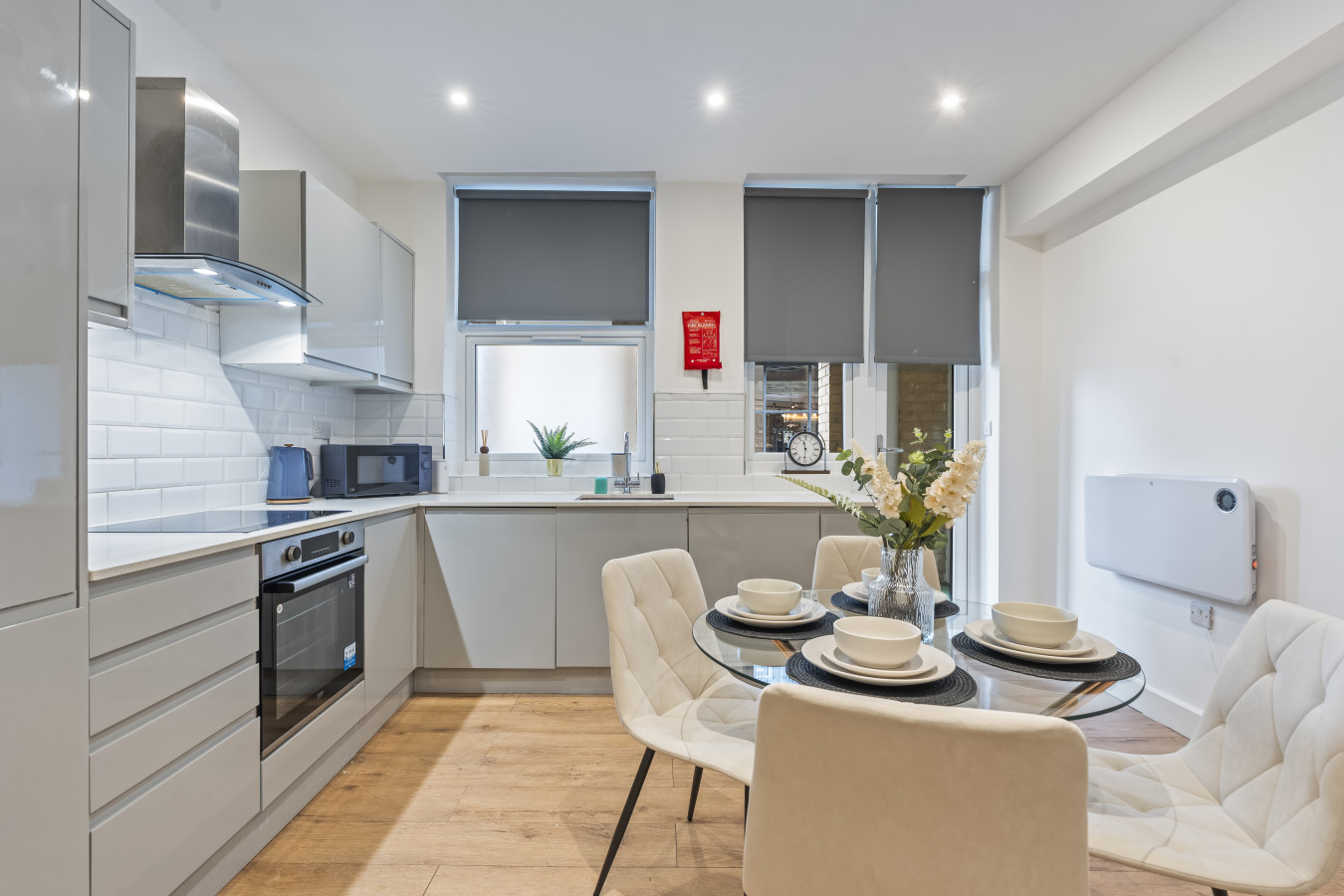 Coulsdon Grand | Sleeps 8 | 5 BR | Free Parking in 129 Brighton Road - Property image 15 - VivreStays