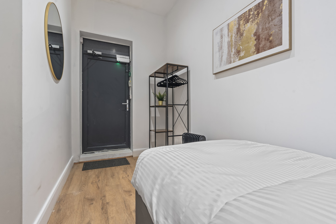 Coulsdon Grand | Sleeps 8 | 5 BR | Free Parking in 129 Brighton Road - Property image 18 - VivreStays