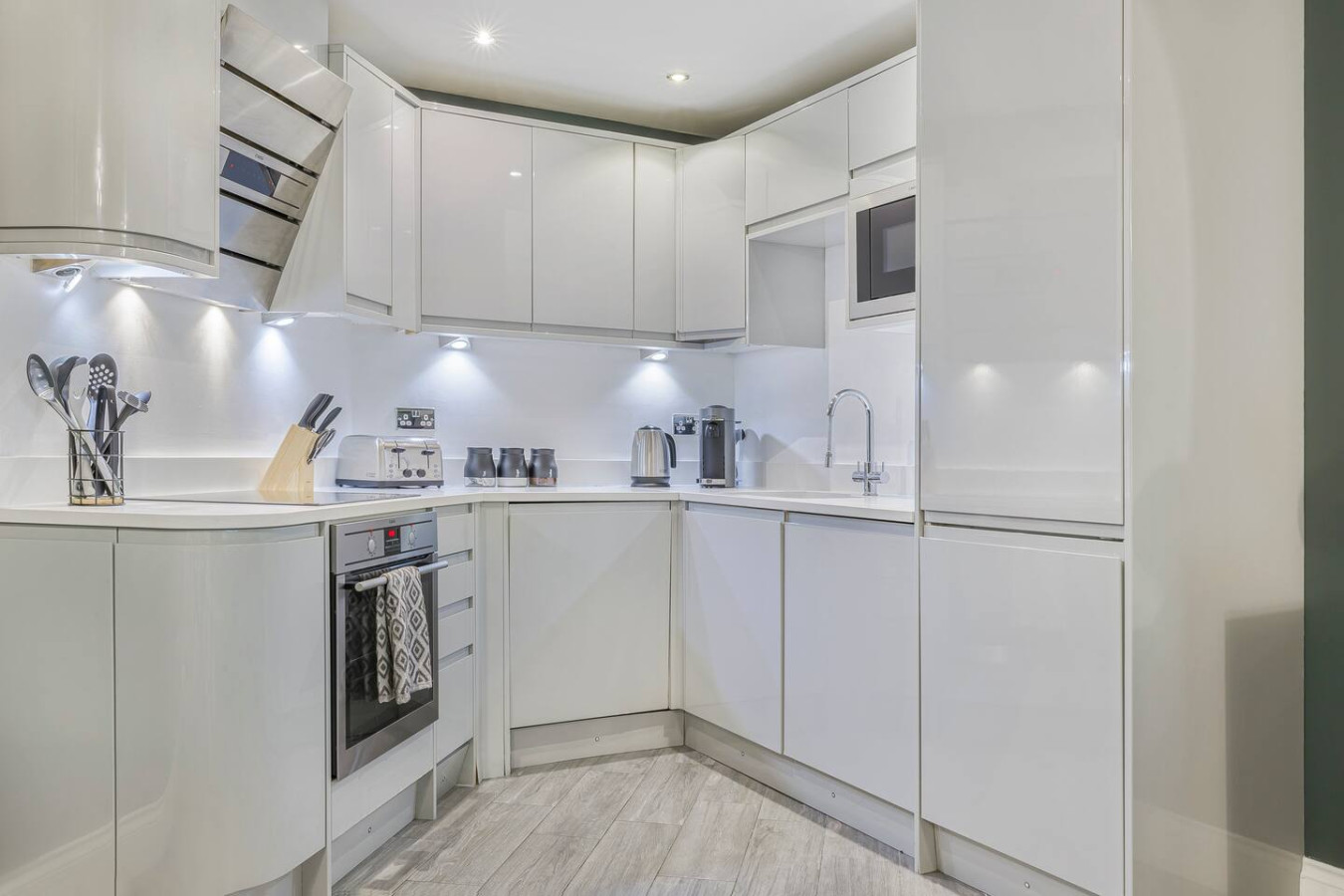 Prince Mews 2BR Apartment l Sleeps 7 l Central in Black Lion Street - Property image 7 - VivreStays