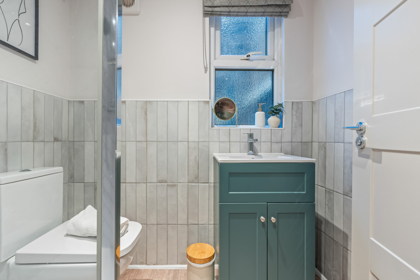 Chester Manor | 5 BR | Sleeps 10 | Free Parking in 31 Ermine Road - Property image 9 - VivreStays