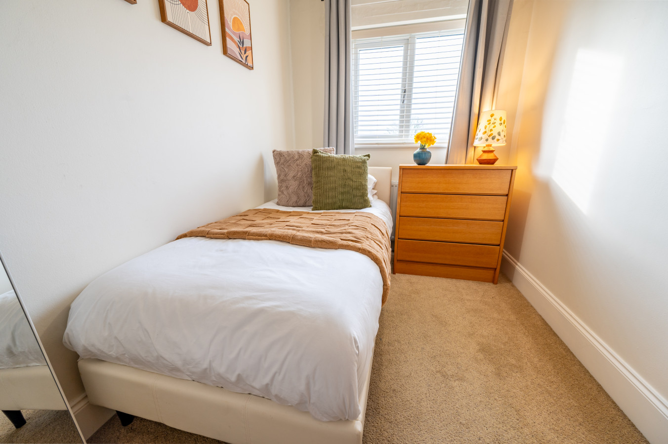 3 Bedroom Home | Free Parking | Sleeps 5 | Castle in 31 Elizabeth Avenue - Property image 4 - VivreStays