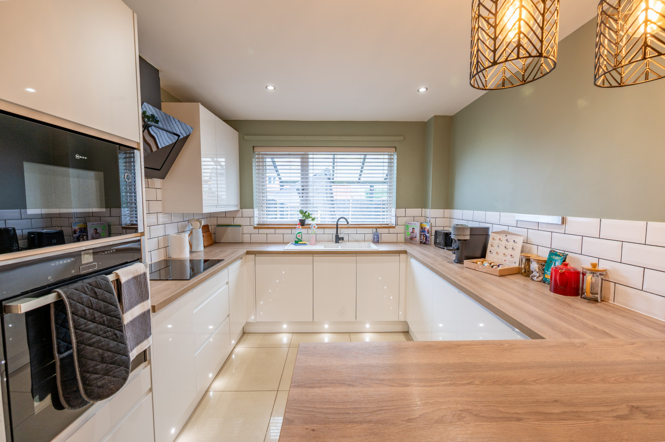 3 Bedroom Home | Free Parking | Sleeps 5 | Castle in 31 Elizabeth Avenue - Property image 8 - VivreStays