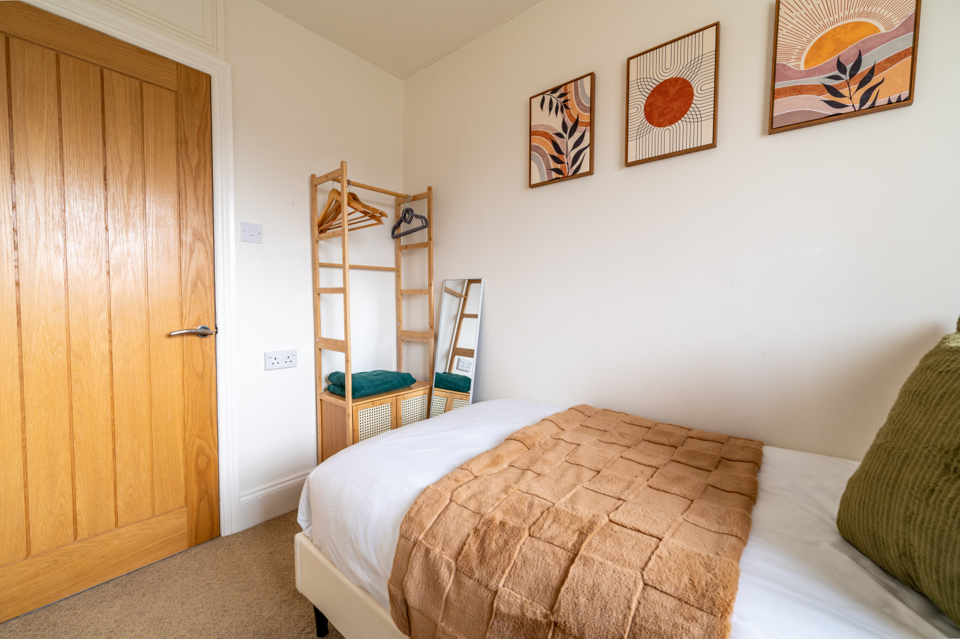 3 Bedroom Home | Free Parking | Sleeps 5 | Castle in 31 Elizabeth Avenue - Property image 14 - VivreStays