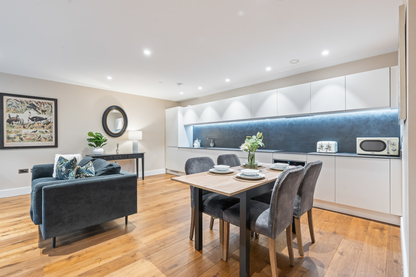 York Residence | Sleeps 4 | 2Bed | 2Bath in 213 Ryedale House - Property image 11 - VivreStays