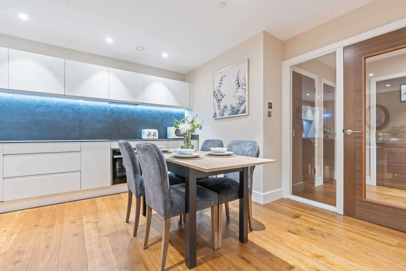 York Residence | Sleeps 4 | 2Bed | 2Bath in 213 Ryedale House - Property image 9 - VivreStays