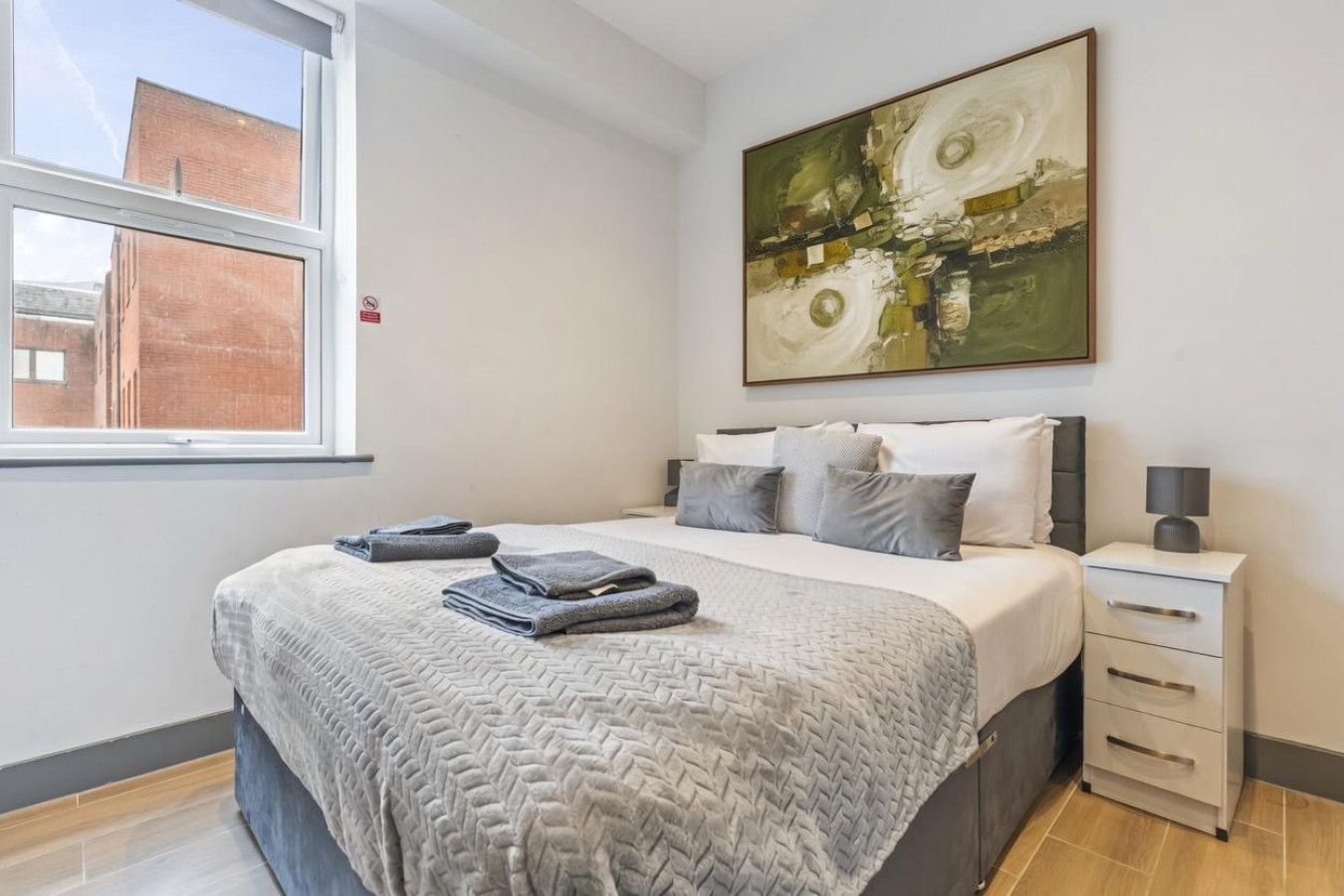 Woodside Park Suite | 2Bed | 2Bath | Sleeps 5 in Ballards Lane - Property image 3 - VivreStays