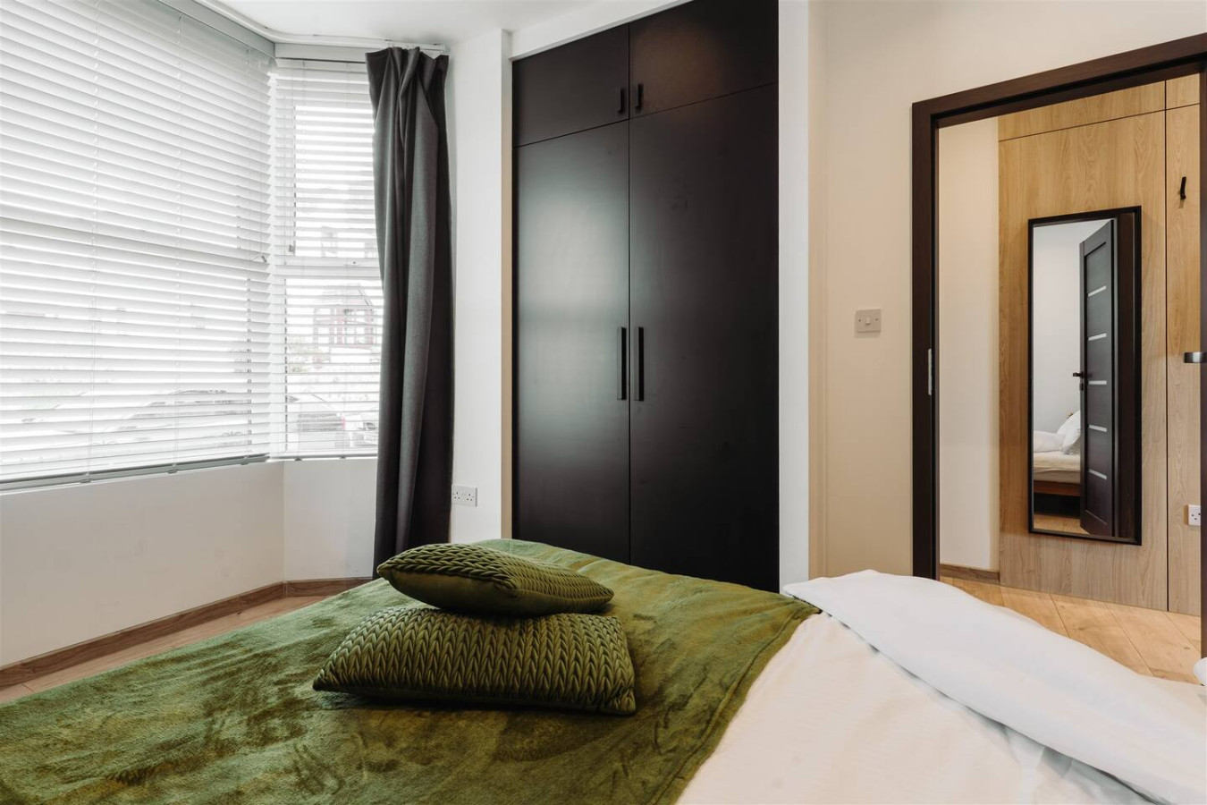 Riviera Residence | Sleeps 4 | Parking | Torquay in 58 Shirburn Road - Property image 8 - VivreStays