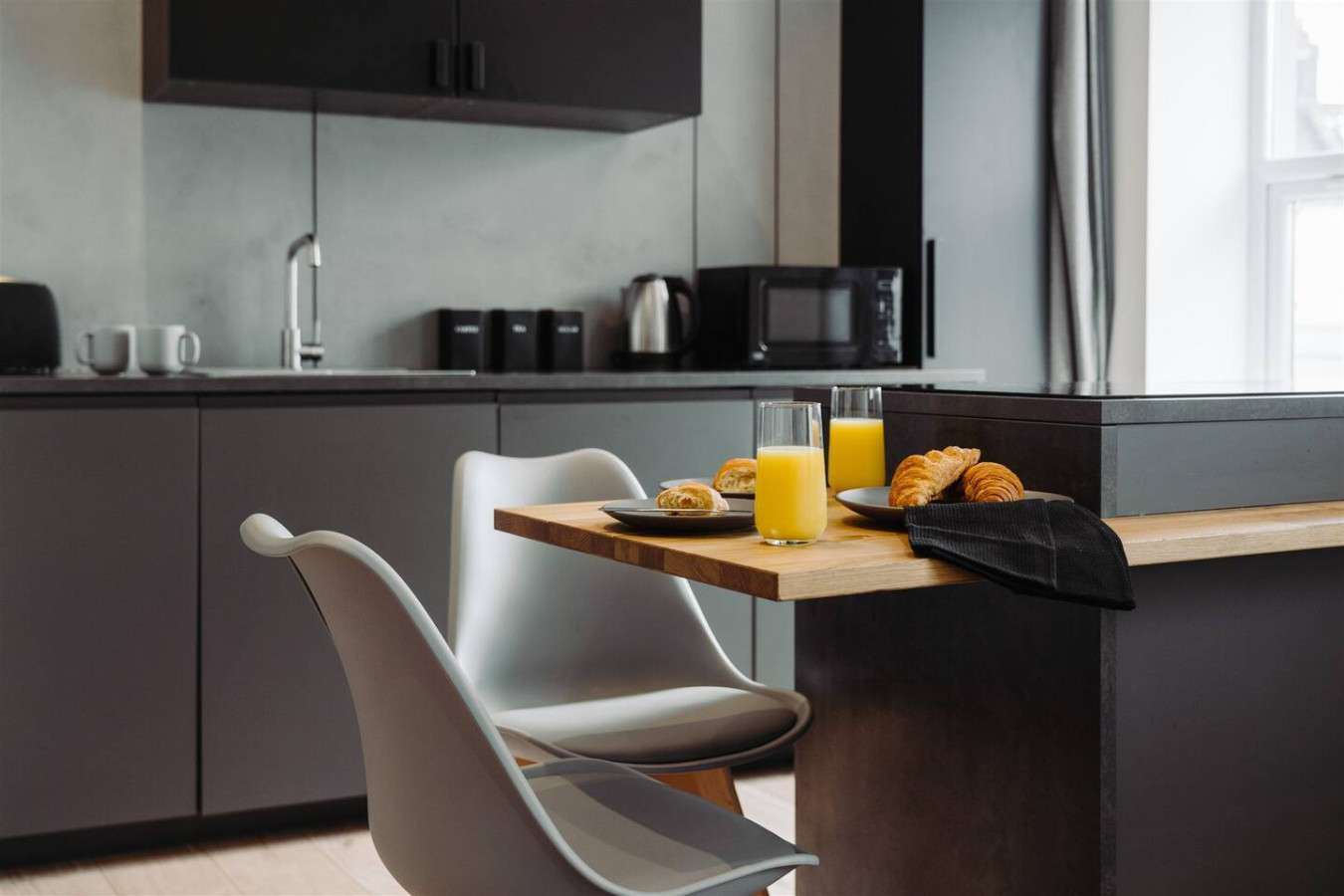 Riviera Residence | Sleeps 4 | Parking | Torquay in 58 Shirburn Road - Property image 11 - VivreStays