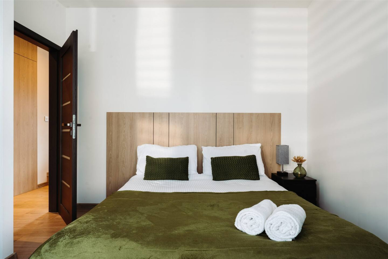 Riviera Residence | Sleeps 4 | Parking | Torquay in 58 Shirburn Road - Property image 2 - VivreStays